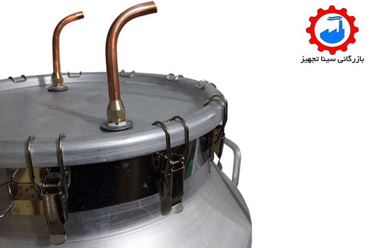 نمای کناری از دیگ آلومینیومی 200 لیتری دستگاه تقطیر دارای 2 خروجی مسی