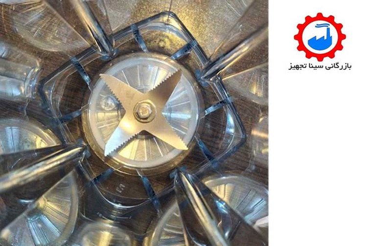 تیغه استیل ضد زنگ مخلوط کن صنعتی یا بلندر ویتامیکس را مشاهده میکنید